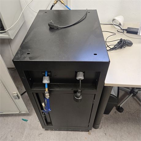 Werkzeugschrank mit Luft und Stromkabel - ID: 114-TMP