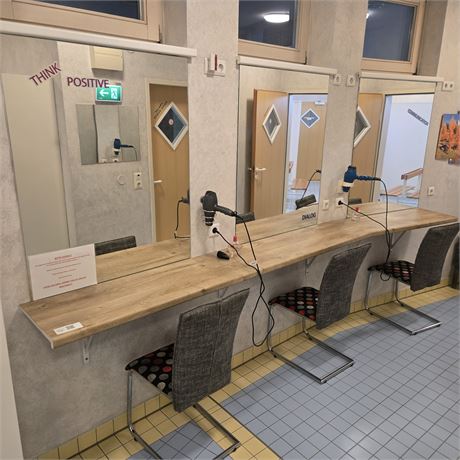 Umkleide Ausstattung - Spiegel, Föhntisch, Stühle - ID: 46-WF