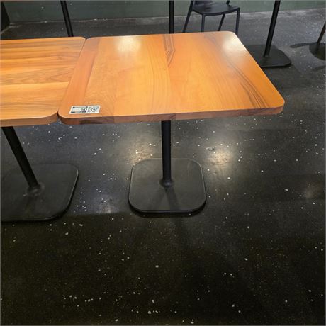 Tisch Nussbaumholz mit Stahlfuss - ID: 60-LLG