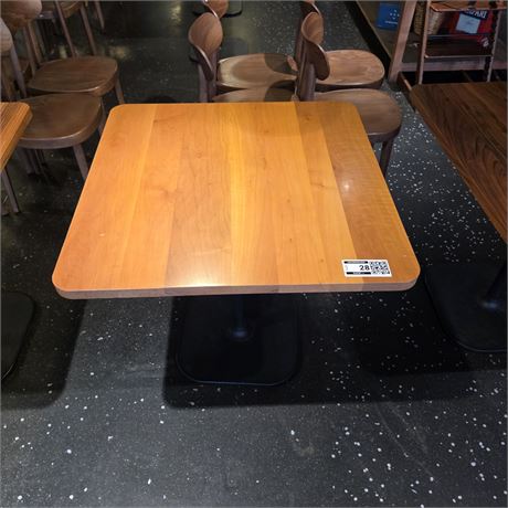 Tisch Nussbaumholz mit Stahlfuss - ID: 28-LLG