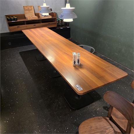 Tisch Nussbaumholz mit Stahlfuss - ID: 69-LLG