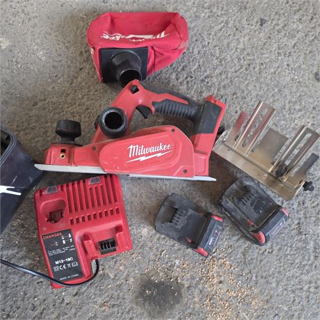 Milwaukee M18 BP Akku-Handhobel + Akkus + Ladegerät - ID: 95-REB