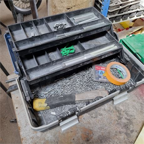 Werkzeugkoffer mit Inhalt + Tacker + Tackernadeln - ID: 255-REB