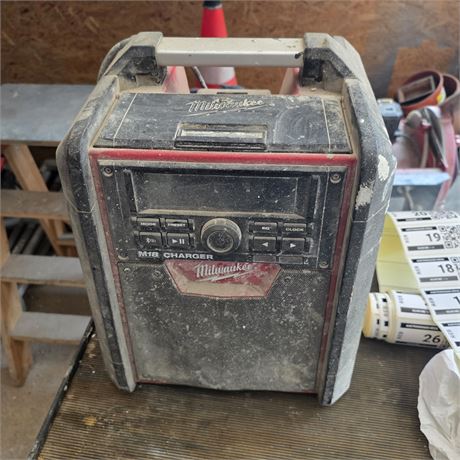 Milwaukee M18 Jobsite Radio/Ladegerät - ID: 12-REB