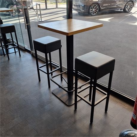 Stehtisch mit zwei Barhockern, 60 x 60 cm - ID: 9-PPA