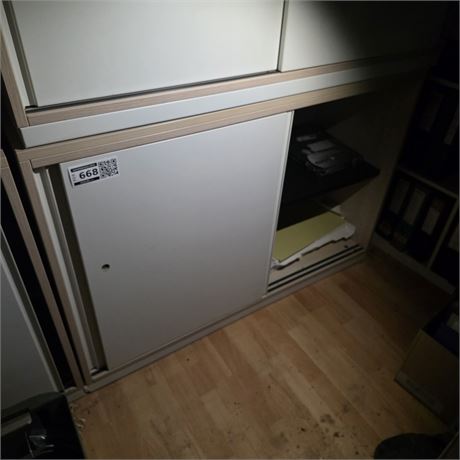 Schiebetürschrank, hellgrau-weiß mit Holzdekor-Leisten - ID: 668-REB
