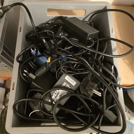 Posten verschiedene Netzteile und Stromadapter in Kunststoffbox - ID: 6-RTS