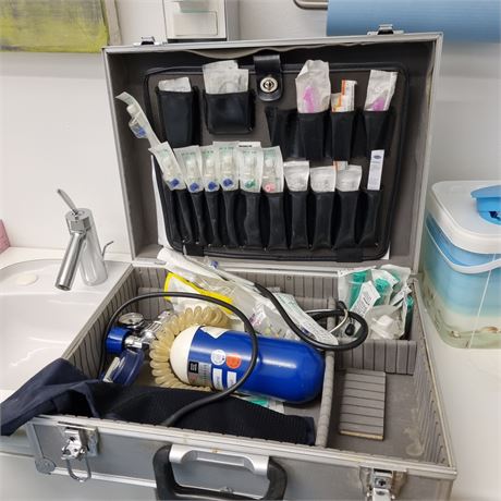 Notfallkoffer mit Sauerstoffflasche und medizinischem Inhalt - ID: 113-ZUP