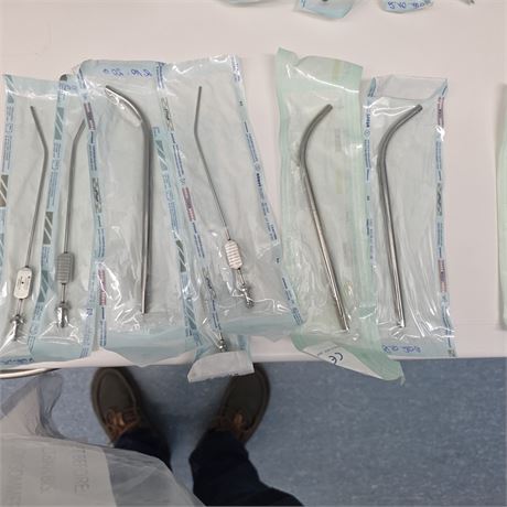 5 medizinische Sauger / Absaugkanülen, Metall, Konvolut - ID: 239-ZUP